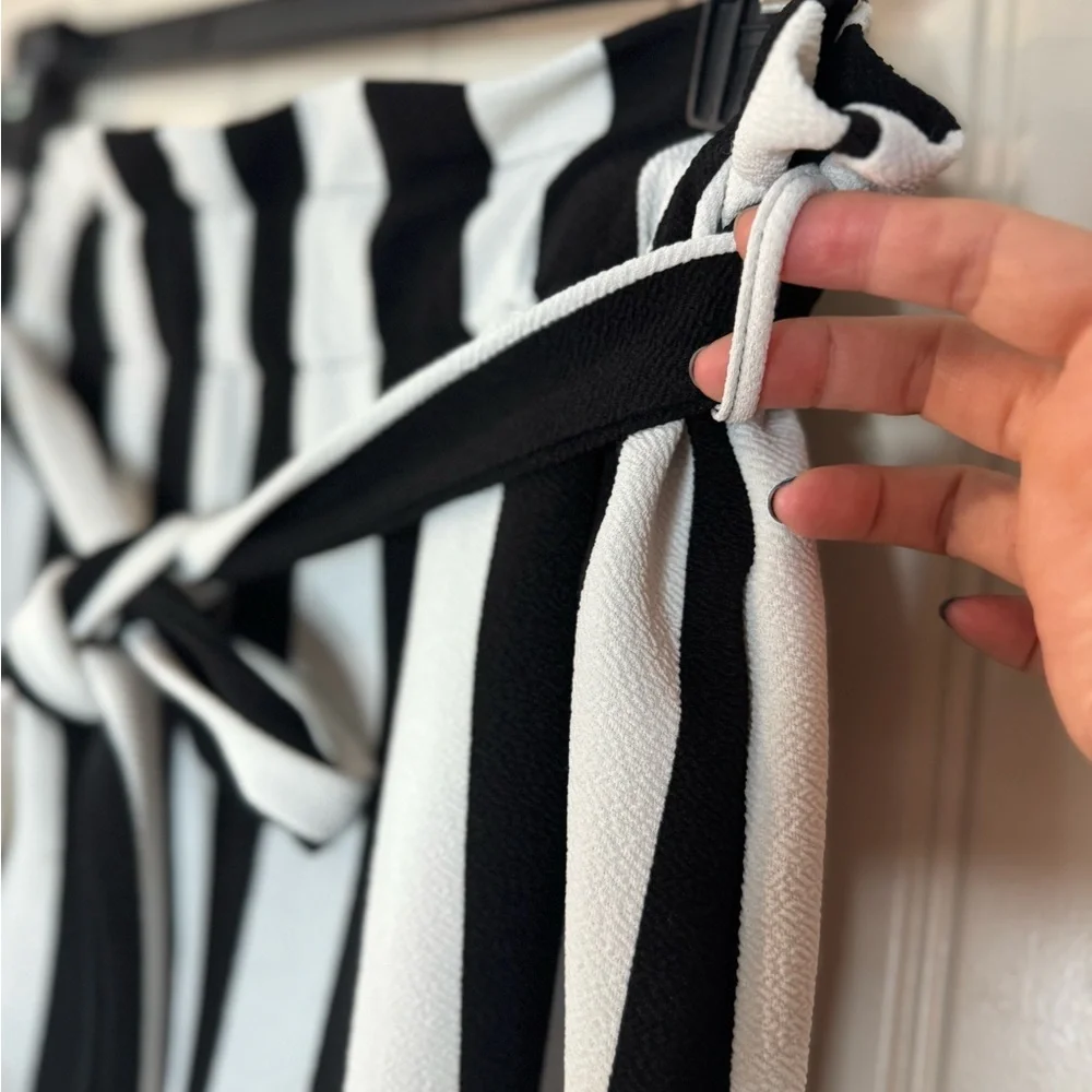 3/for $15 🍒 SHEIN High Waist Striped Black, White Shorts (Women’s Size Medium)
